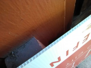 Typical Coroplast sign, seen from the edge.  Looks like corrogated cardboard.